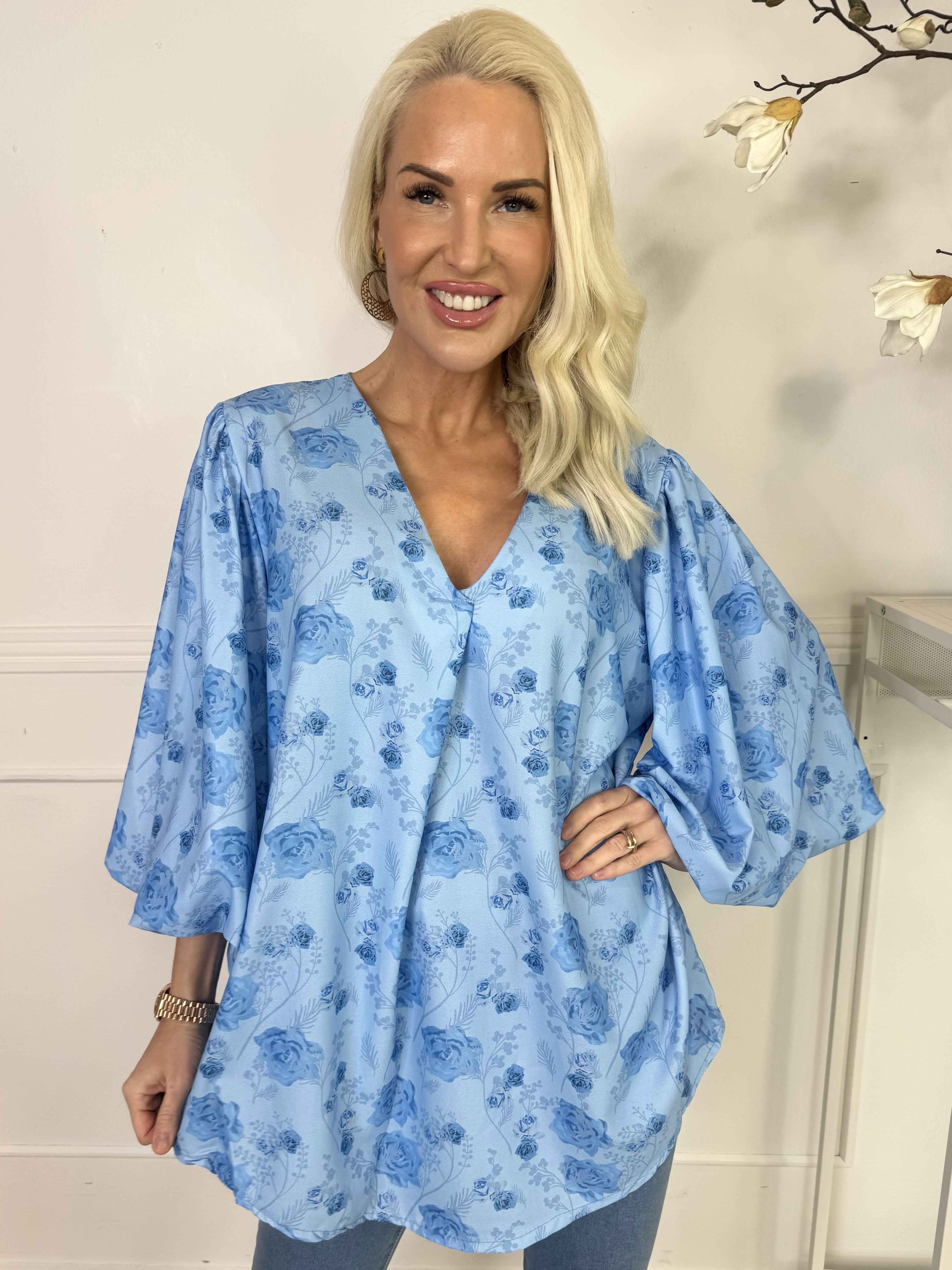 Lenora - Blommig tunika med puffärmar och v-ringning